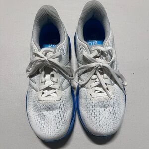 New Balance White and Blue Women's Sneakers size 6